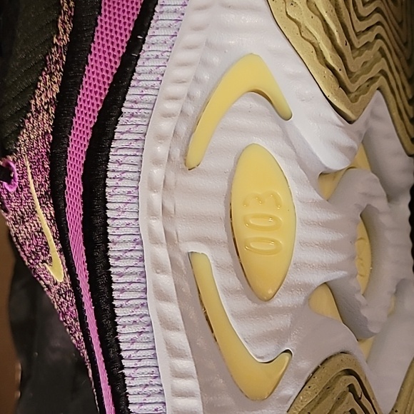 Nike Cosmic sneakers (adult) NEW Men Size 9 , Women size 10.5 US - Picture 13 of 14